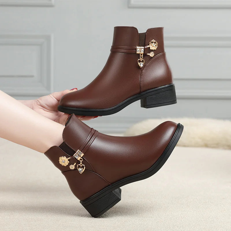 Bota Feminina Cano Curto de Couro Legítimo Multitare