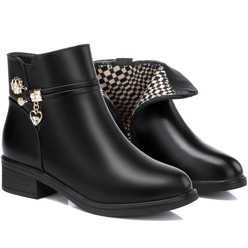 Bota Feminina Cano Curto de Couro Legítimo Multitare