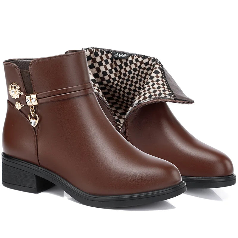 Bota Feminina Cano Curto de Couro Legítimo Multitare