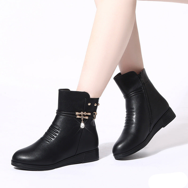 Bota Feminina de Couro Cano Curto