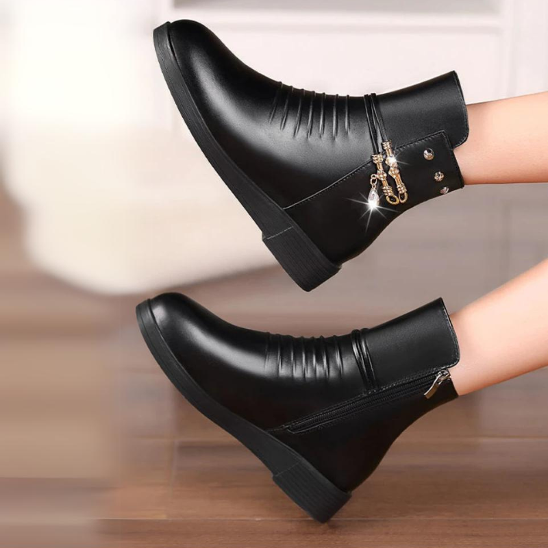 Bota Feminina de Couro Cano Curto Multitare