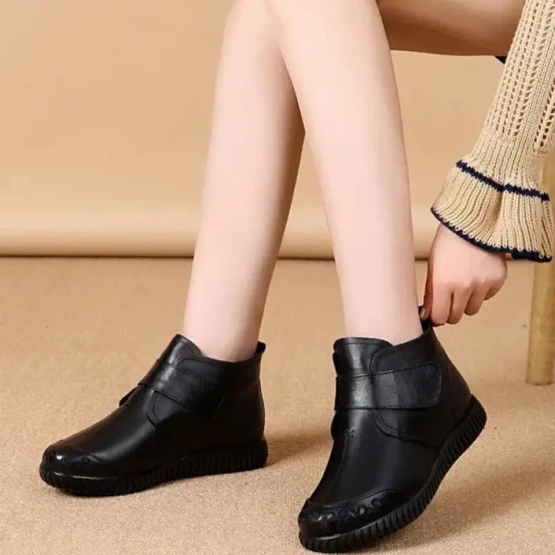 Botinha Feminina Cano Curto de Couro 523