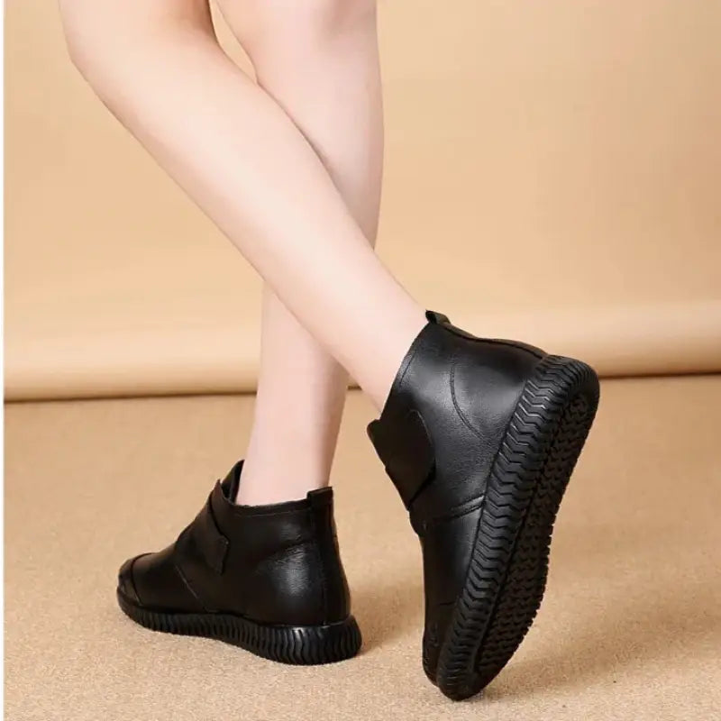 Botinha Feminina Cano Curto de Couro 523